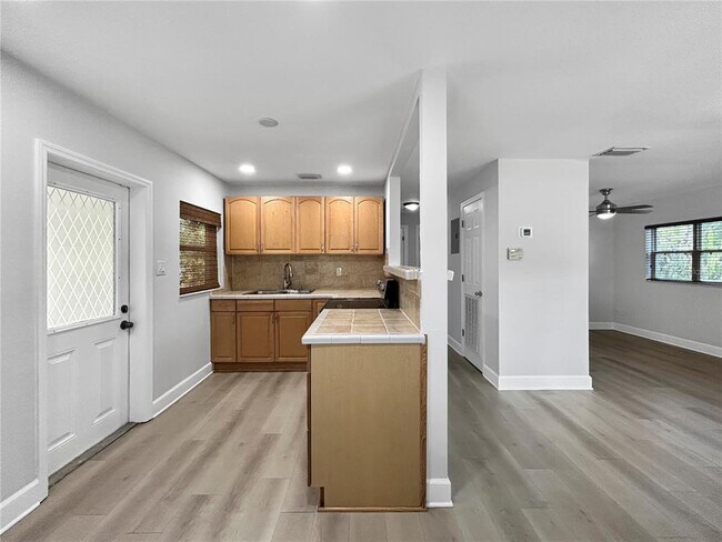 Building Photo - 2404 N Ramona Cir