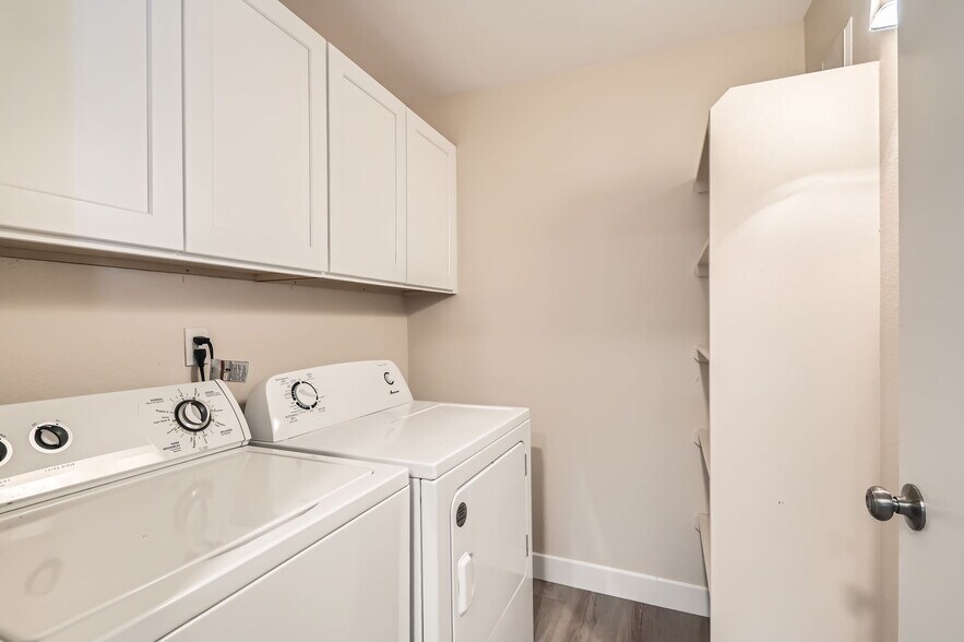 Building Photo - 950 Seven Hills Dr