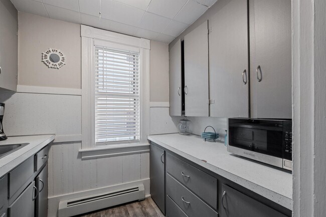 Building Photo - 526 Hevey St