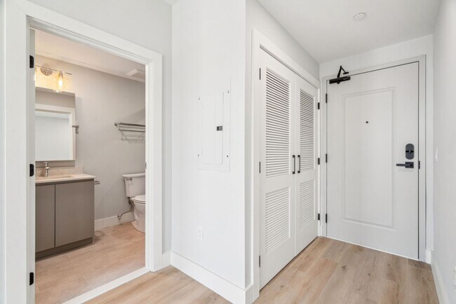 Building Photo - Stunning Studio Apartment in University City