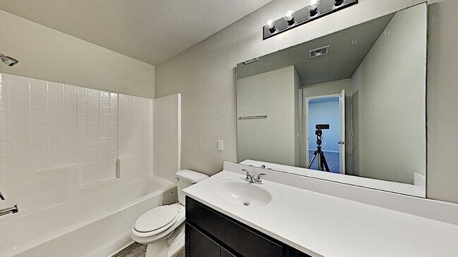 Building Photo - Very Nice 3 Bedroom 2 Bath Home in Yukon Schools