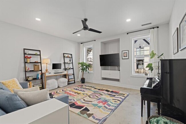 Building Photo - 304 Mado Ln
