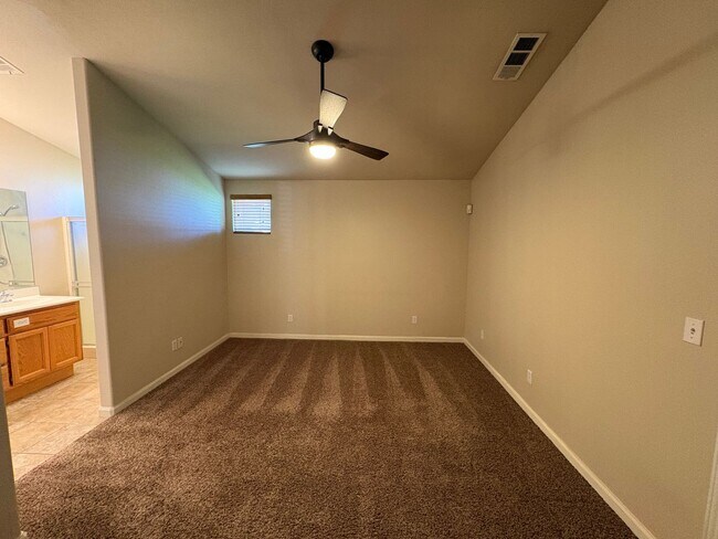 Building Photo - SE Visalia Cul-de-sac Home Available Now!