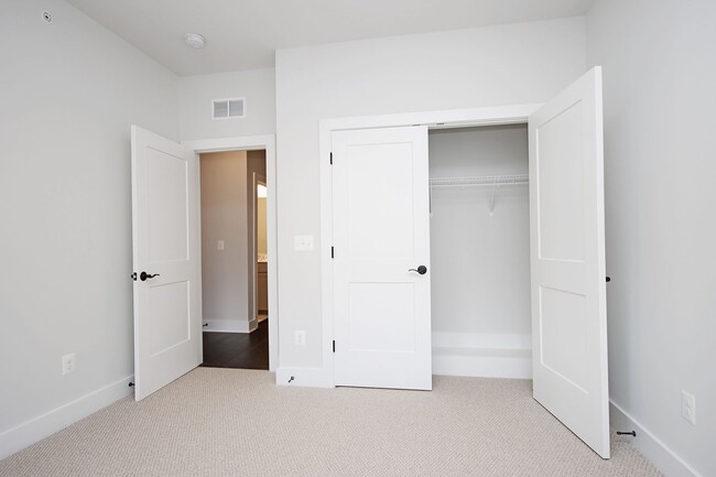 Building Photo - Spacious Brookhill Commons Townhouse (Appl...