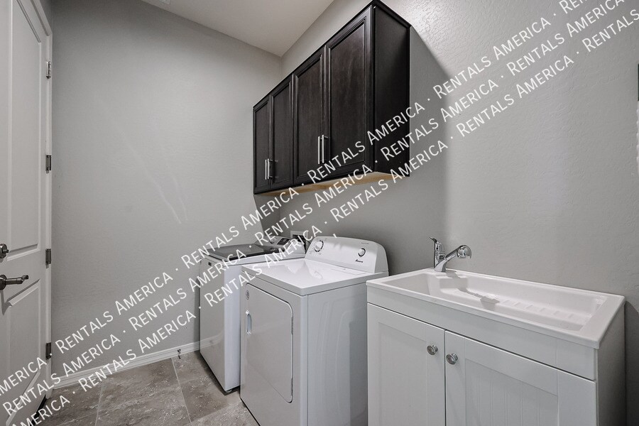 Building Photo - 41335 W Almira Dr