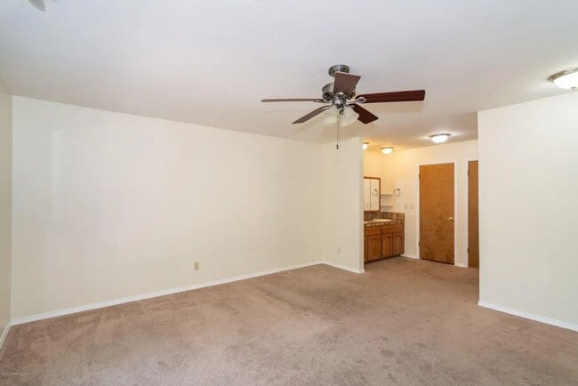 Building Photo - 4 bedroom 3 bath 2 car garage- Large Townhome In *Timber Ridge Subdivision*