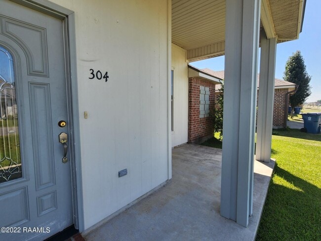 Building Photo - 304 Stoneridge Dr