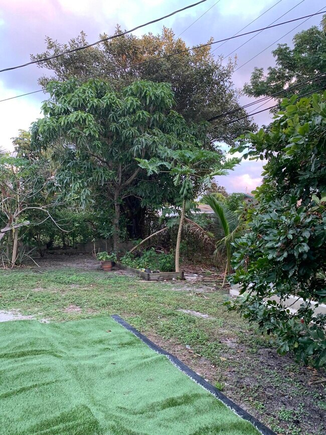 Building Photo - 1345 W 34th St