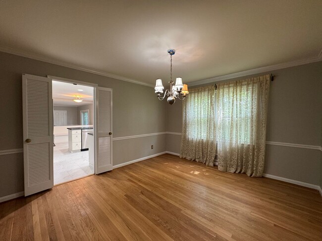 Building Photo - Spacious And Elegant 4 Bed 3 Bath Home Wit...