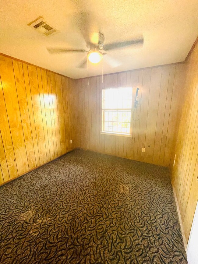 Building Photo - ** 3 Bed 1 Bath located in Chisholm ** Cal...