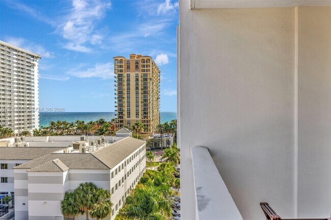 Building Photo - 3113 S Ocean Dr