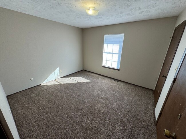 Building Photo - Updated 2 bedroom 1.5 bath Townhome in a g...