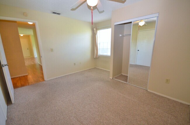 Building Photo - Windsor Park #514