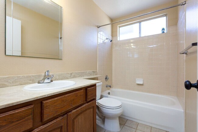 Building Photo - Traditional Home in North Fletcher Hills!