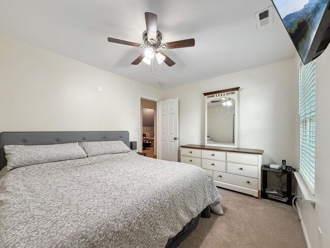 Building Photo - Spacious 4 BDRM 2.5 BA