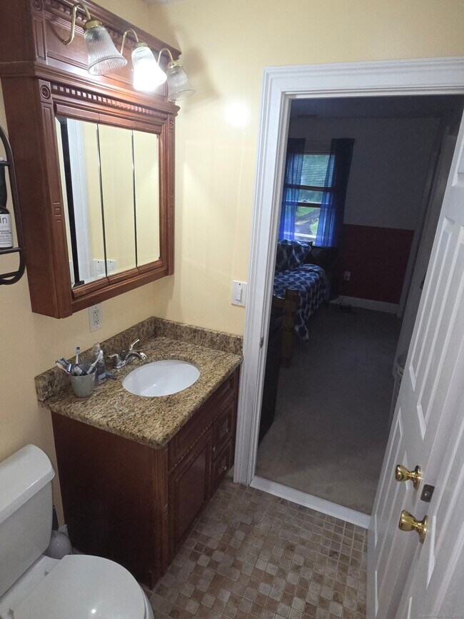 Building Photo - 913 Pleasant Valley Rd