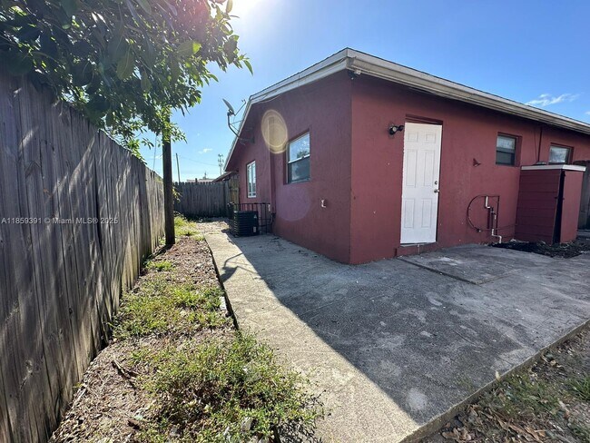 Building Photo - 623 NW 9th Ave