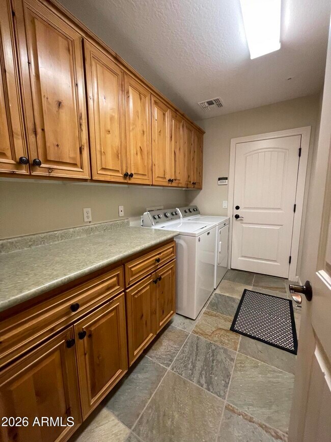 Building Photo - 12035 W Red Hawk Dr