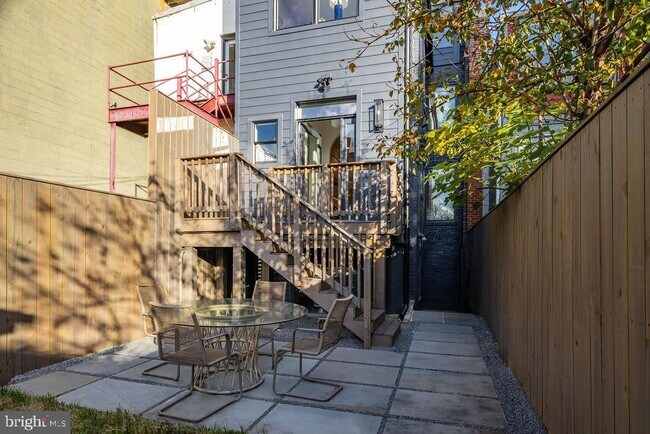 Building Photo - 2460 Ontario Rd NW