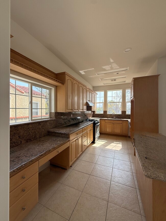 Building Photo - 2045 Bellevue Dr