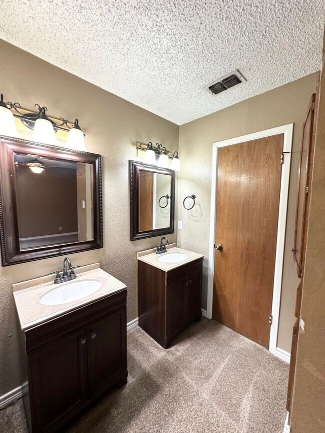 Building Photo - 4 Bed 2 Bath For Rent