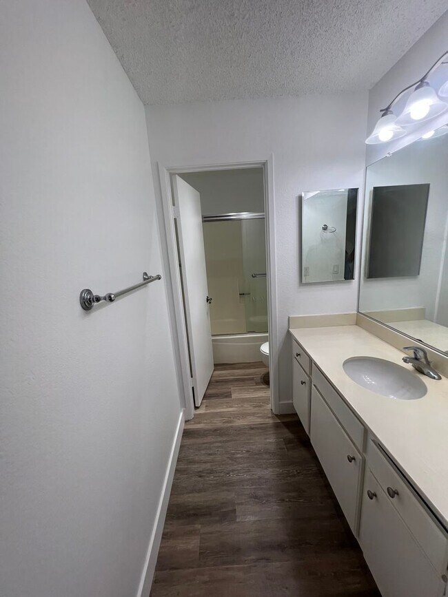 Building Photo - 4831 Lago Dr