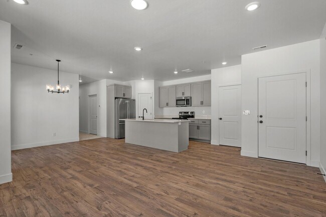 Building Photo - Brand-New 3 Bed, 2 Bath Townhome in Spanish Fork!