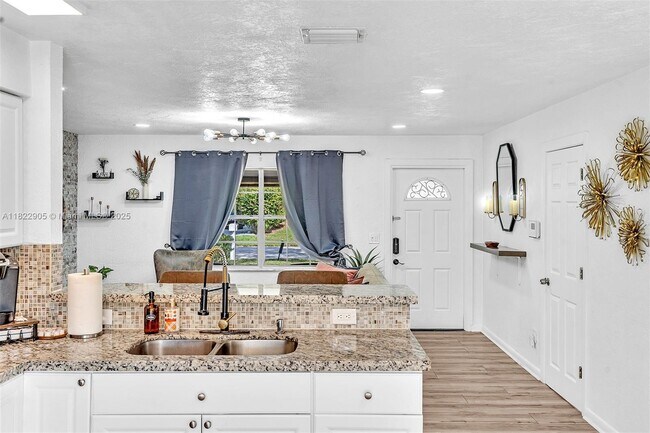 Building Photo - 4633 SW 28th Ave