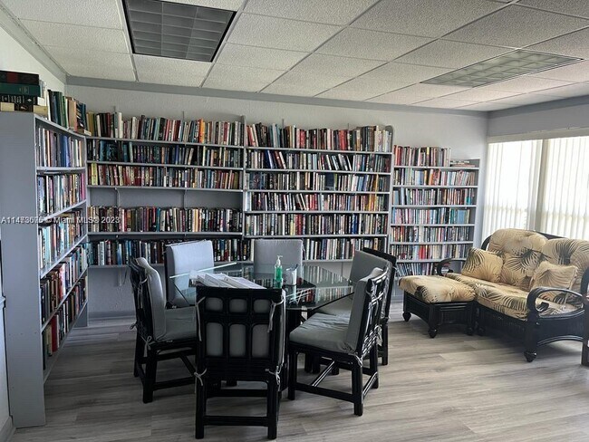 Building Photo - 2200 Park Ln