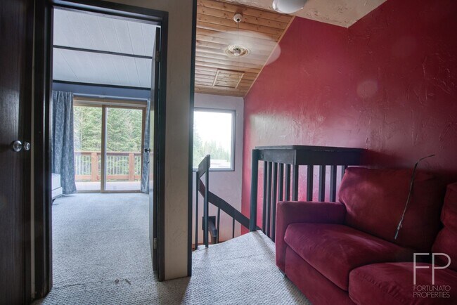 Building Photo - Walk to Bus Stop! Great Views and Hiking! ...