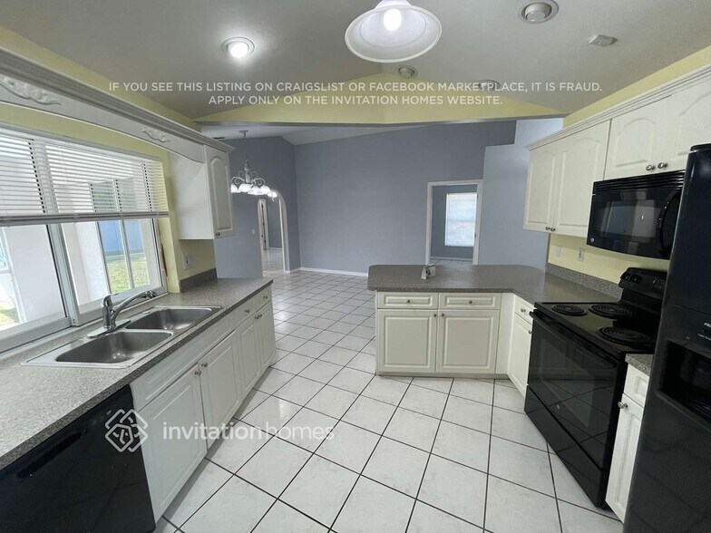 Building Photo - 4228 SW 15th Pl