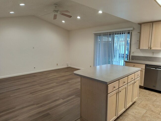 Building Photo - Beautifully updated and Move In Ready!