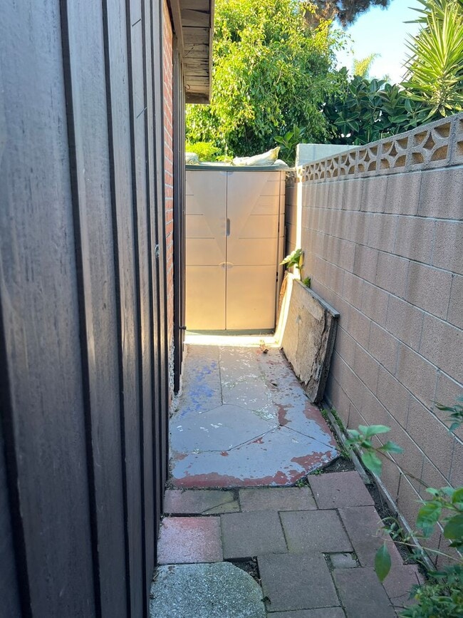 Building Photo - Charming back Studio