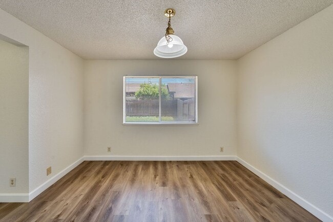 Building Photo - 3 Bedroom Home with Fireplace and LVP Flooring & 2-Car Garage!