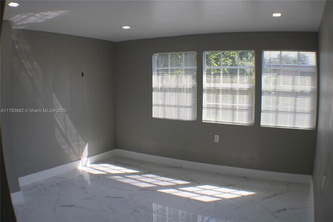 Building Photo - 515 S 61st Terrace