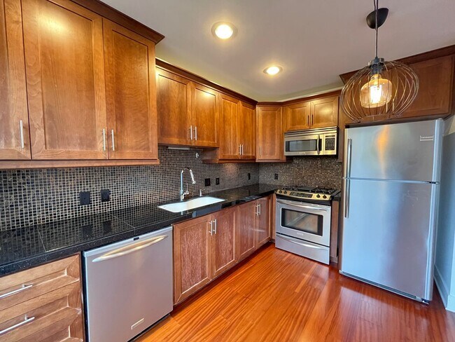 Building Photo - 2 Bed + 2 Bath Condo in the Belmont District Portland ~ Secured Garage Parking, Washer & Dryer in...
