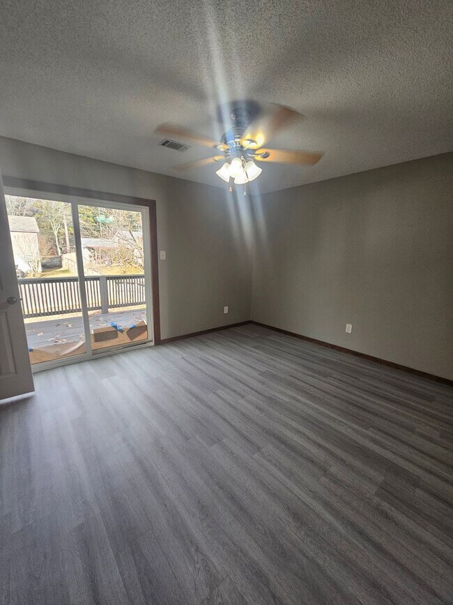 Building Photo - Home in Benton