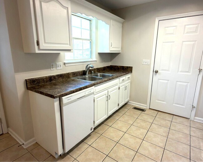 Building Photo - Spacious 5 bedroom 2 and a half bath home in Ringgold, GA