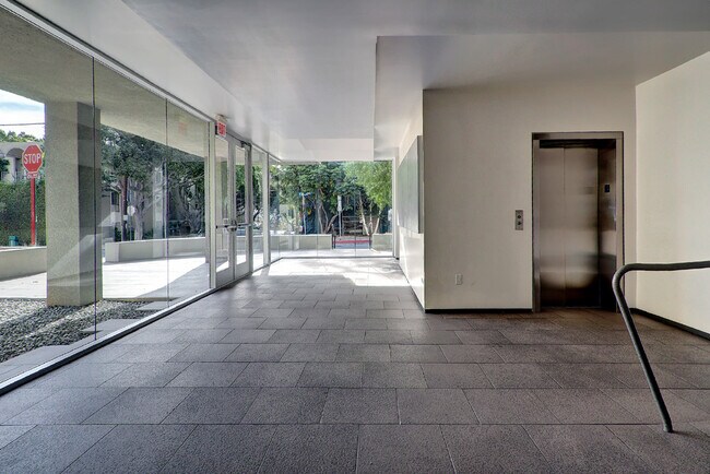 Building Photo - 9005 Cynthia St