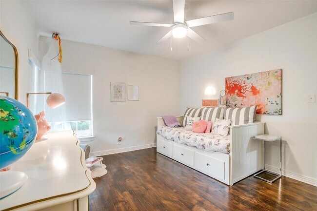 Building Photo - Charming 4-Bed Home with Granite Counterto...