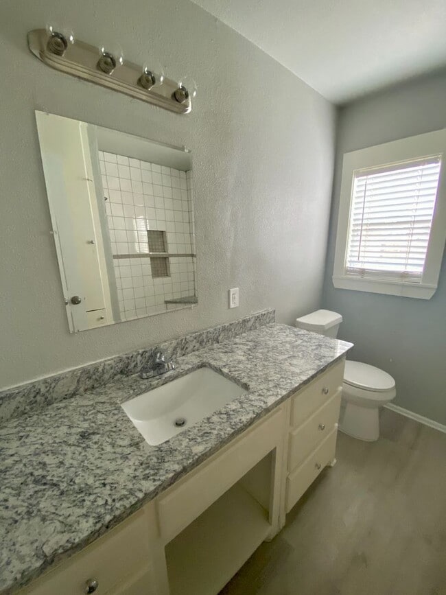 Building Photo - Now available 3 bed 1 bath in Arnett Benson