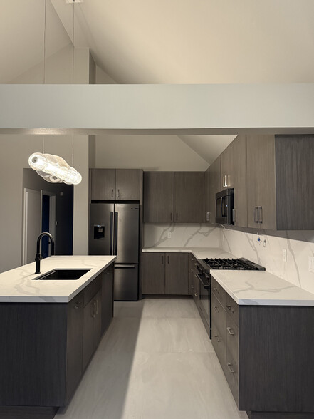 Modern custom kitchen design. - 209 39th St