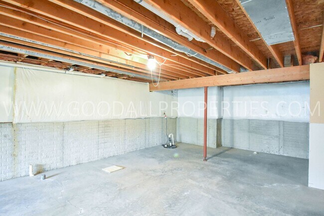 Building Photo - 4 Bedroom 2.5 Bathroom home in Urbandale