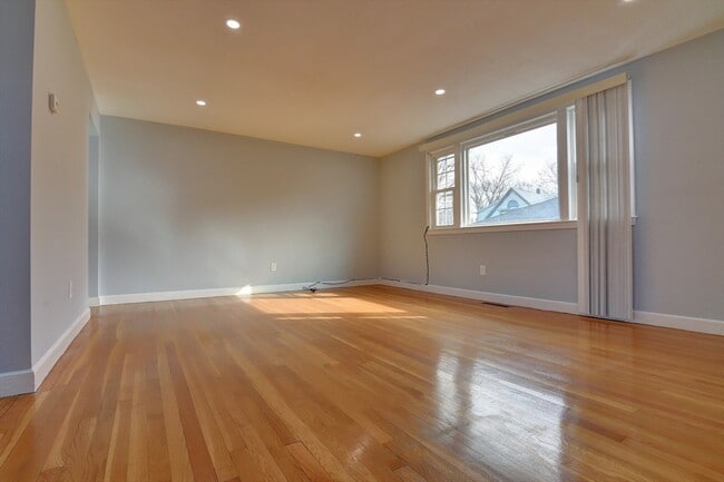 Building Photo - 30 Trull St
