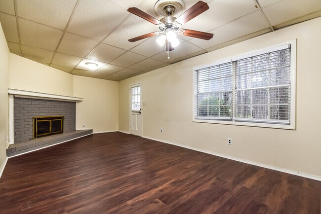 Building Photo - Charming 3-Bedroom Home