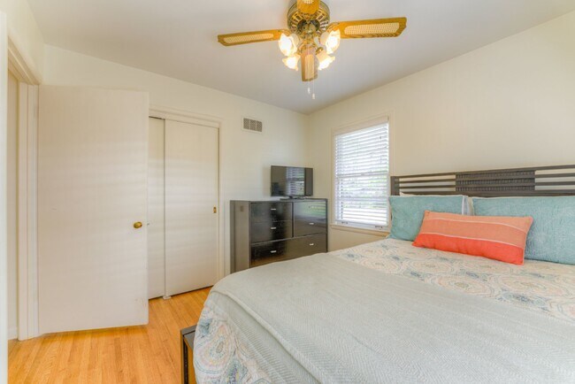 Building Photo - Colonial Acres East Memphis cutie! 3 bedrooms and tons of updates! Appliances included.