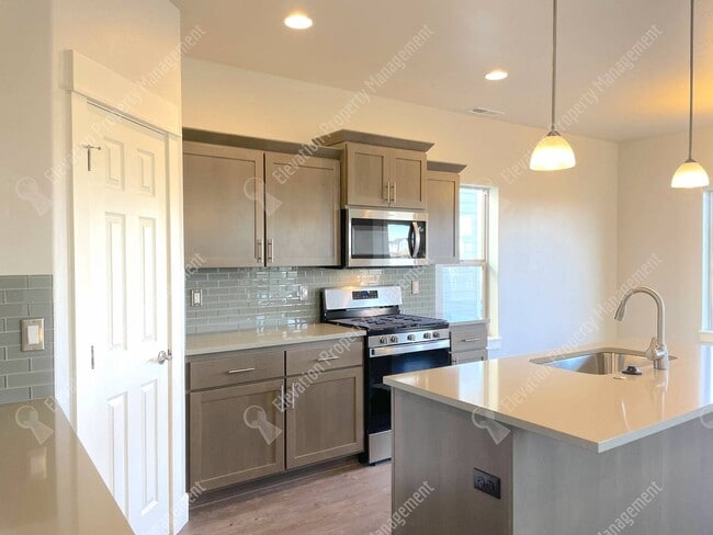 Building Photo - 4BR SE Bend home in great neighborhood wit...