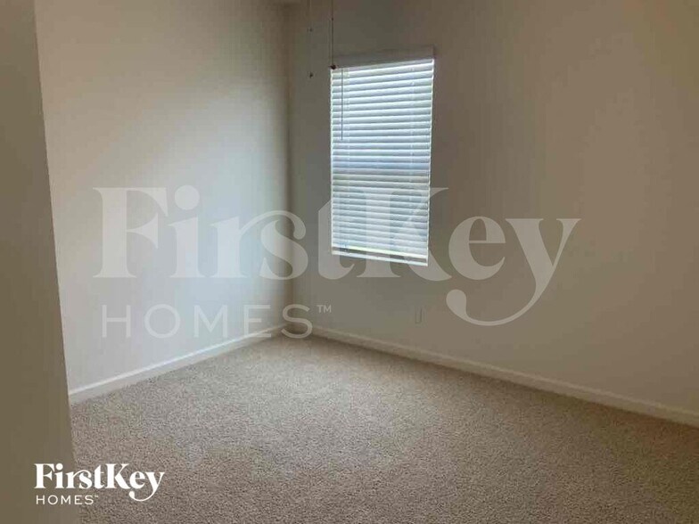 Building Photo - 6938 NW Daffodil Ln