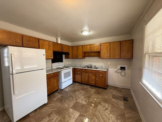 Building Photo - 4 bedroom, 2 bath House