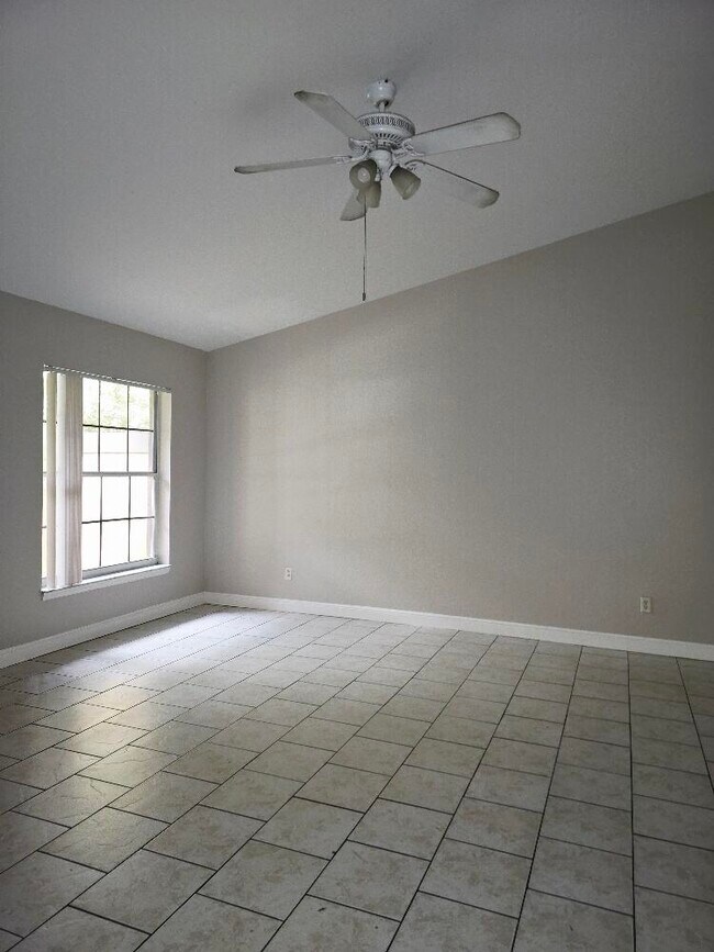 Building Photo - 1406 White Pine Dr